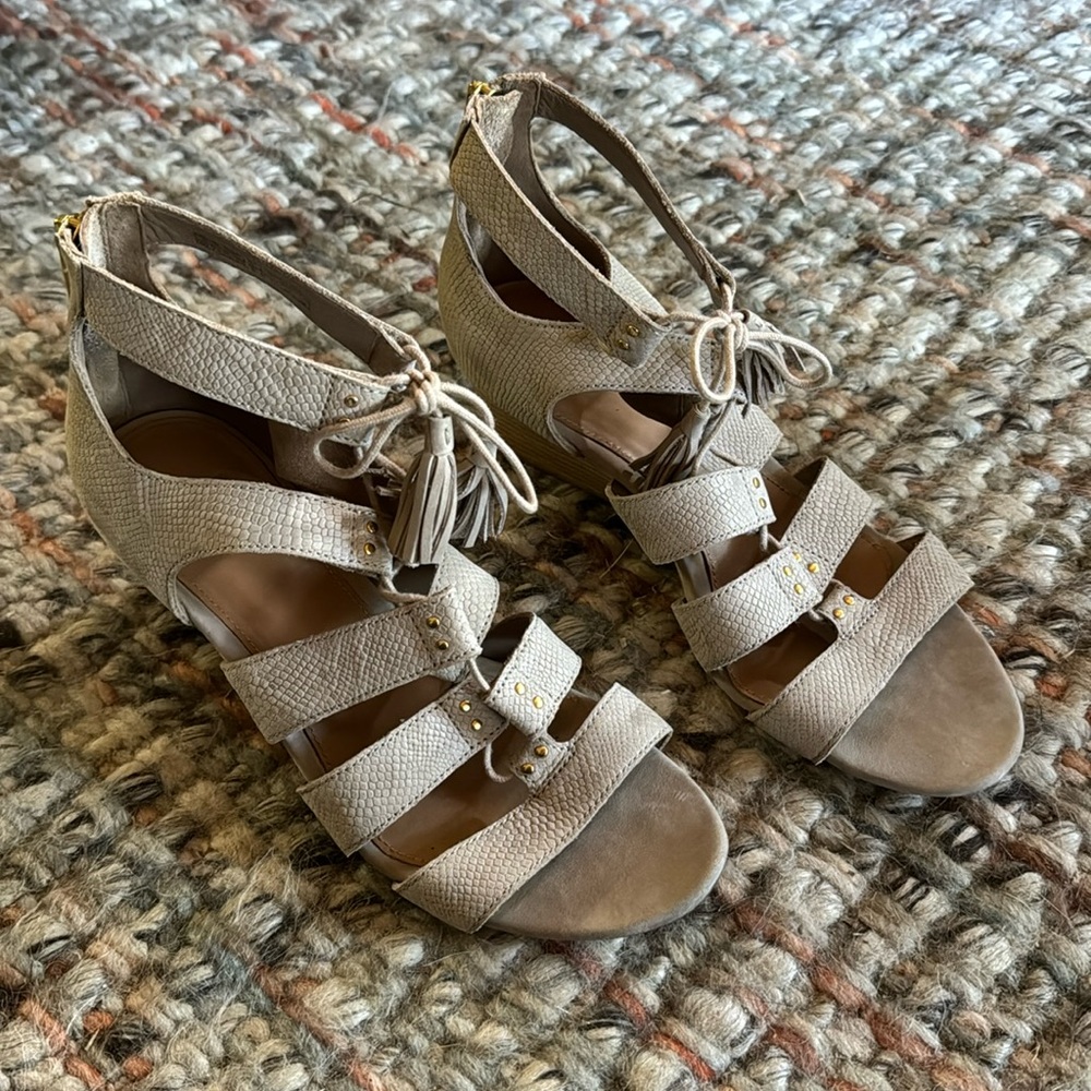 UGG Yasmin Wedge - Size 8.5